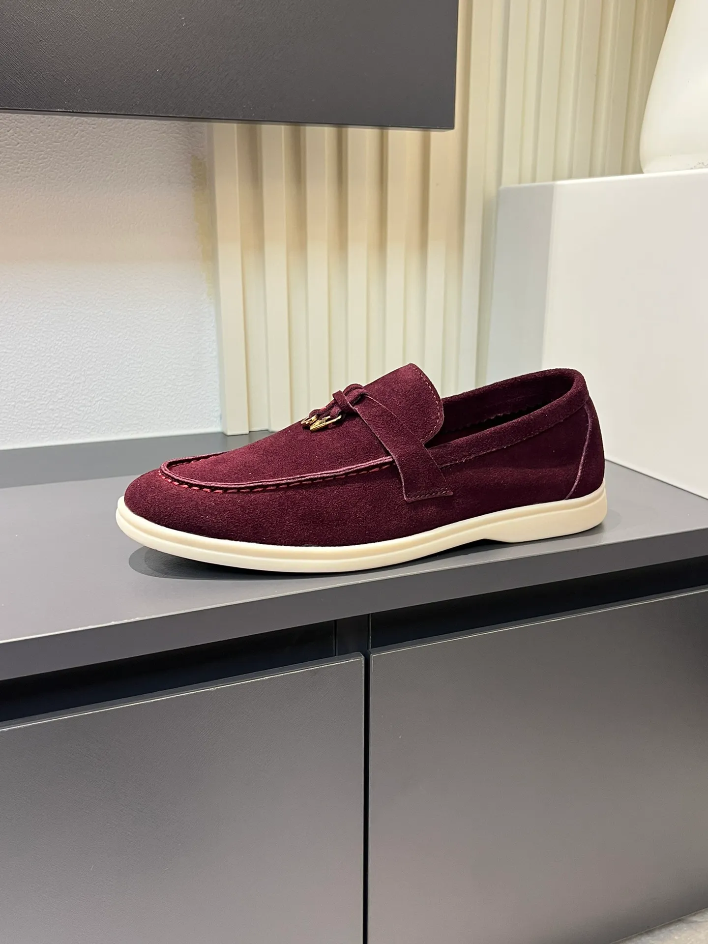 Men's shoes 💰p360 "Loro men's shoes 💰pian'*" Classic L men's shoes for couples 💰p Top version British flat loafers, a must-have item in old money style, the minimalist design is eye-catching and durable, a plus point for dressing The soft foot feel and texture are outstanding. They don’t scratch your feet and are very nice. They are matched with soft and waxy soles. They can be worn daily for a long time without getting tired. They are easy to wear, versatile and classic items, with perfect foot feel and texture! Imported cashmere fabric, the lining is made of imported A-grade water-dyed cow lining, the top version of the genuine leather midsole is sewn with pure handmade mark thread! Size: Female 35-40 (34. Customized) Male 38-44 (45.46. Customized)